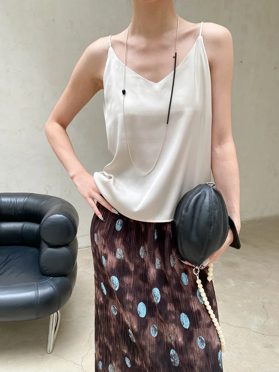 Sommerliches Damen-Casual-Top in Uni-Farbe, V-Ausschnitt, Satin-Camisole, sowohl für drinnen als auch draußen tragbar. – Detail 8