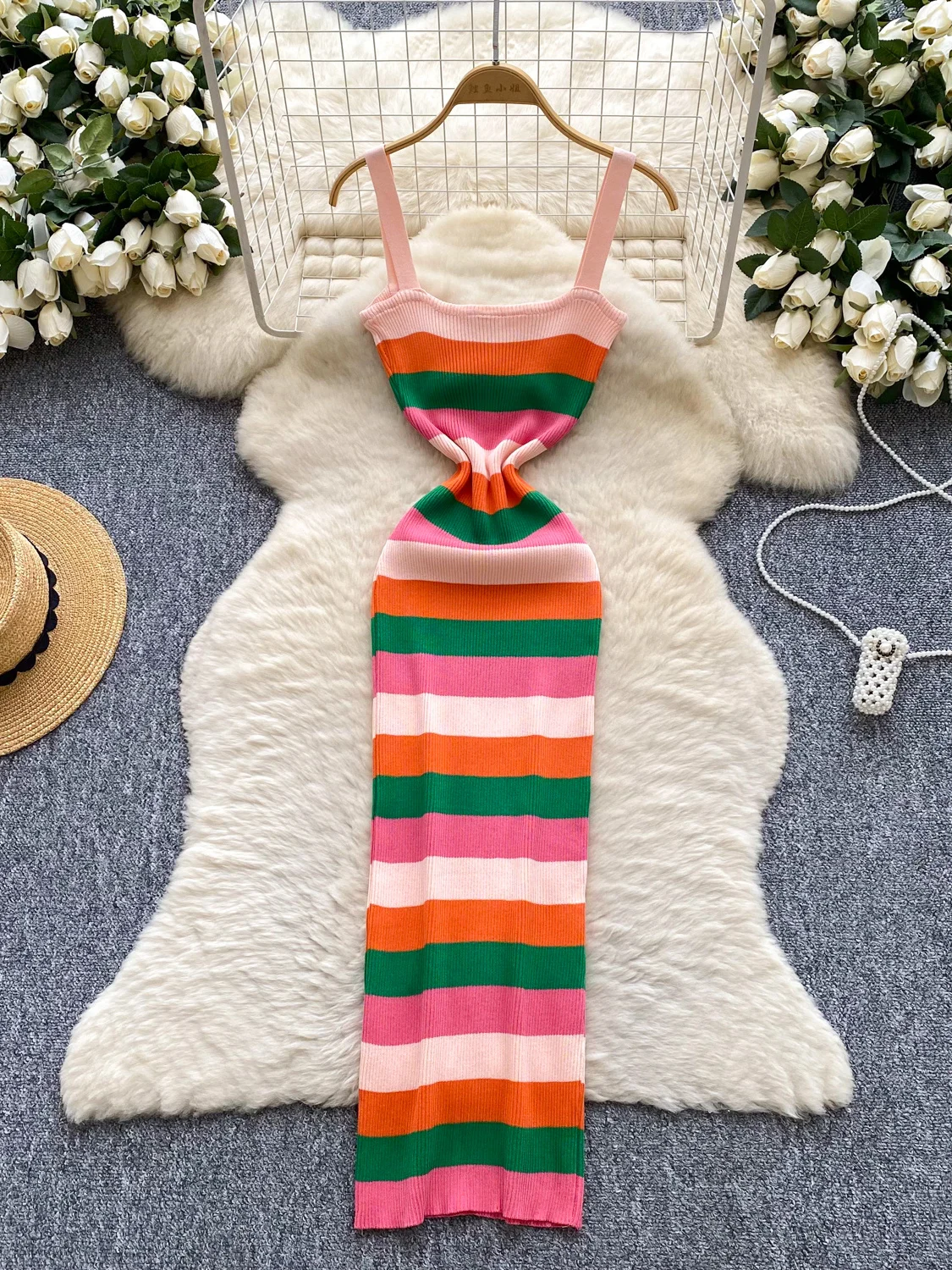 

2023 Новое летнее женское модное трикотажное платье без рукавов с открытыми плечами, полосатое облегающее платье дофамина, шикарное платье на бретелях