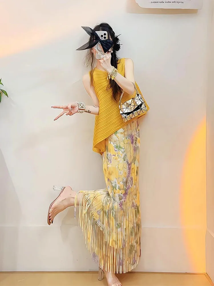 

Новый летний повседневный комплект из двух предметов в стиле «Три тела»: топ с плиссировкой и юбка с принтом, дышащий полиэстер, модный дизайн.