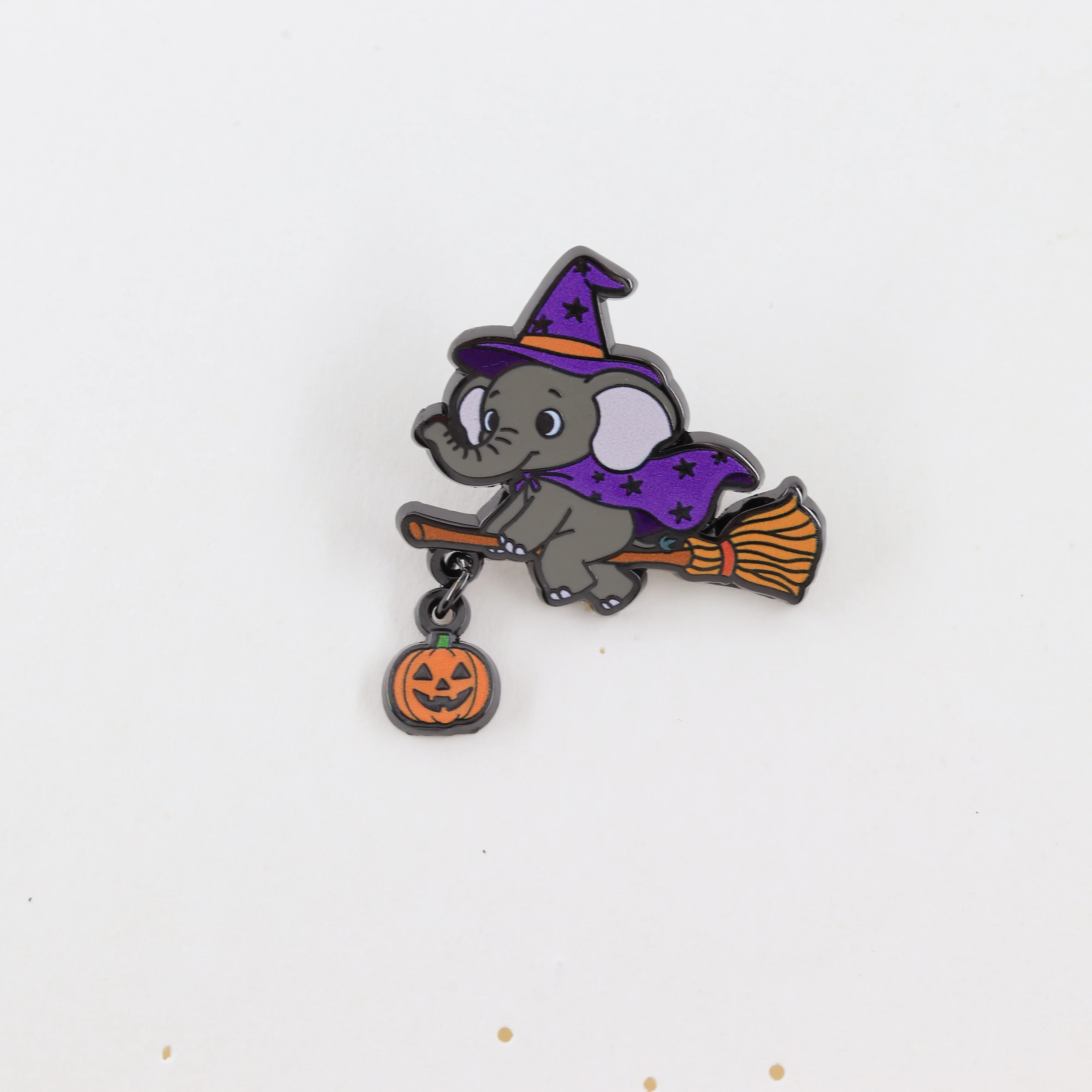 Niedliche Hexen-Elefanten-Emaille-Pin Kürbis-Besen-Brosche für Rucksack Kleidung Halloween-Party Geschenk Abzeichen Accessoire – Detail 10