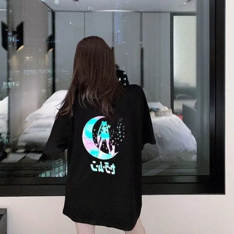 Kaus Gambar Cetak Reflektif Sailor Moon Wanita Kaus Longgar Lengan Pendek Atasan Kasual Fashion Musim Panas Pakaian Jalanan Remaja Gaya Korea