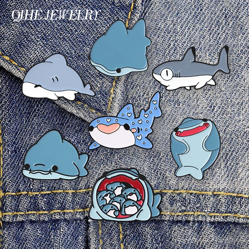 Blau-weiße mediterrane Blumen-Katzen-Emaille-Pin, Cartoon-Retro-Keramik-Kätzchen-Metallbrosche, Taschen-Reversnadel, Schmuckgeschenk für einen Freund
