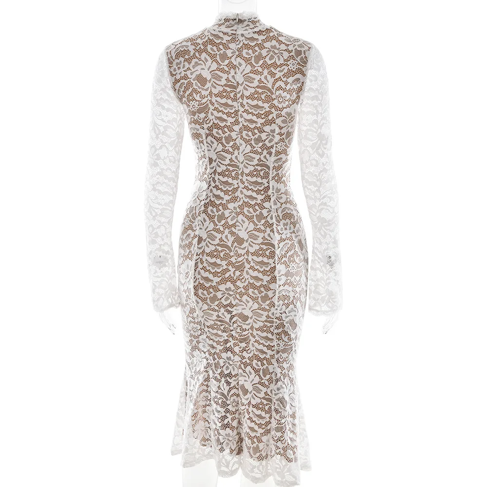 فستان طويل من الدانتيل الفرنسي ملفوف على الورك باللون الأبيض بأكمام طويلة