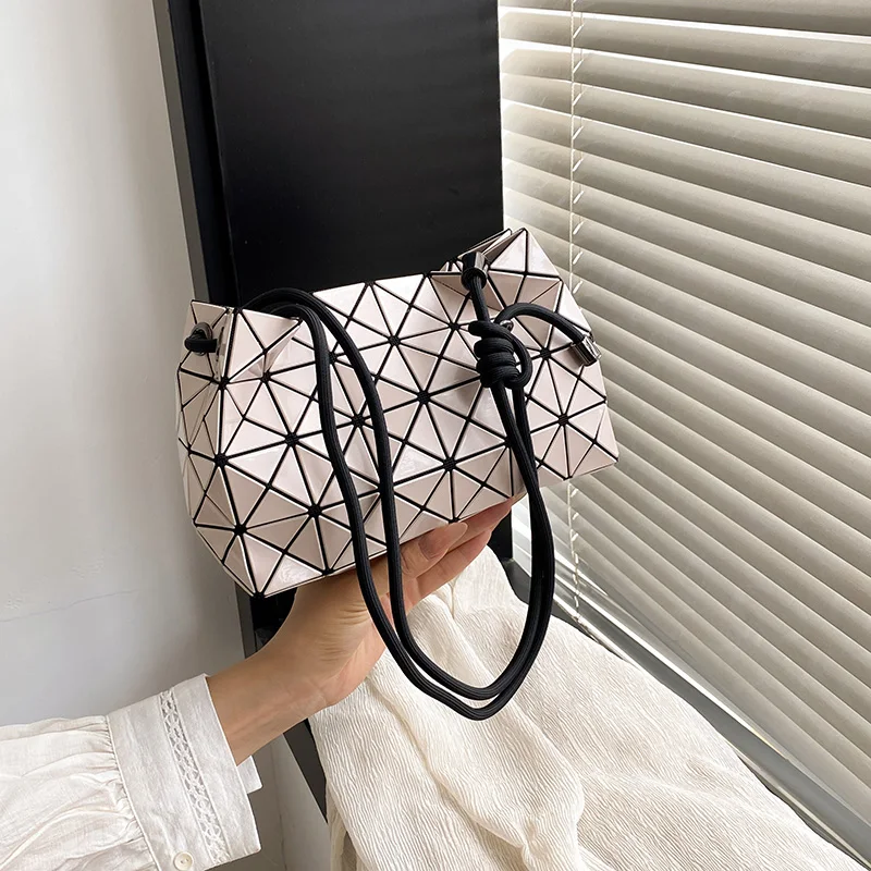 حقيبة يد عصرية بشعار حروف للنساء الأنيقات مع تصميم عتيق عالي الجودة وسعة كبيرة