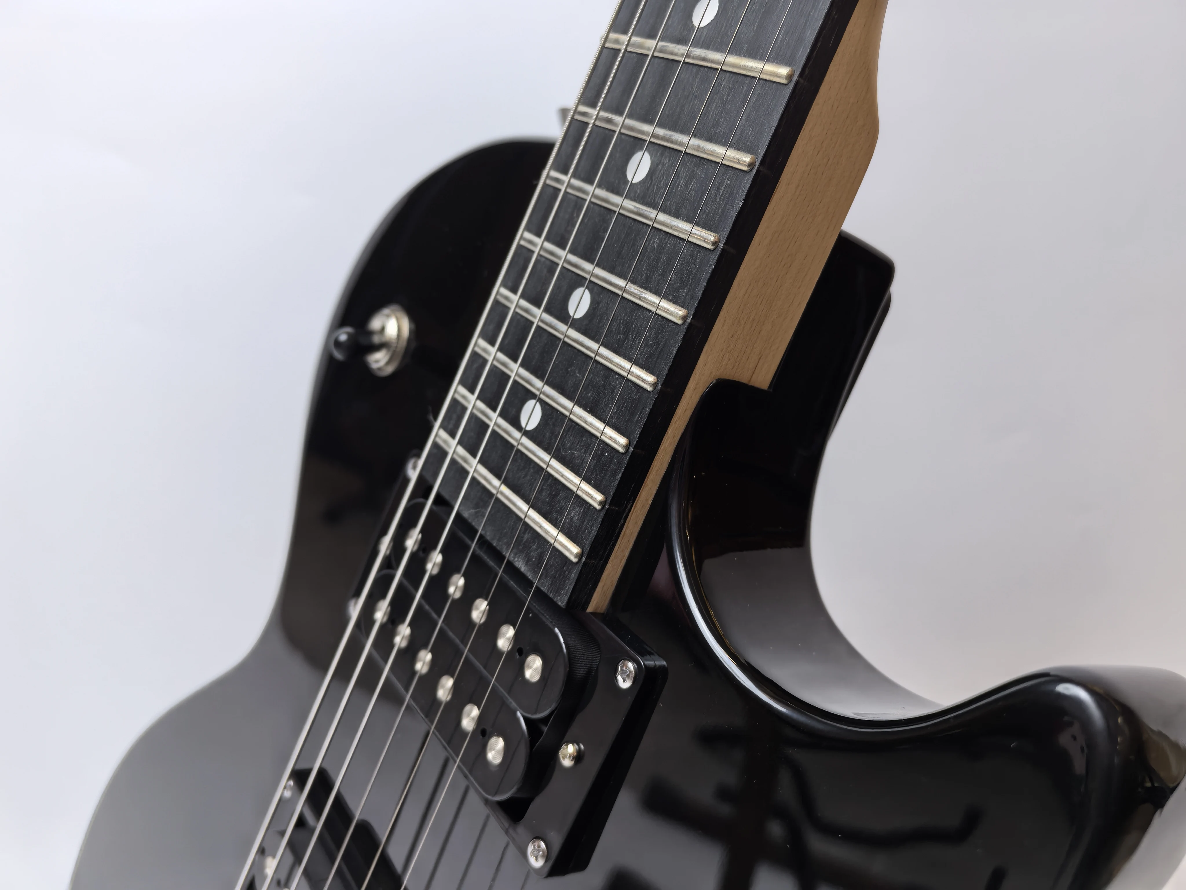 Tersedia, gitar elektrik 6 senar hitam, nilon berkepala bulat, piano Augustan, penjualan langsung dari pabrikan.