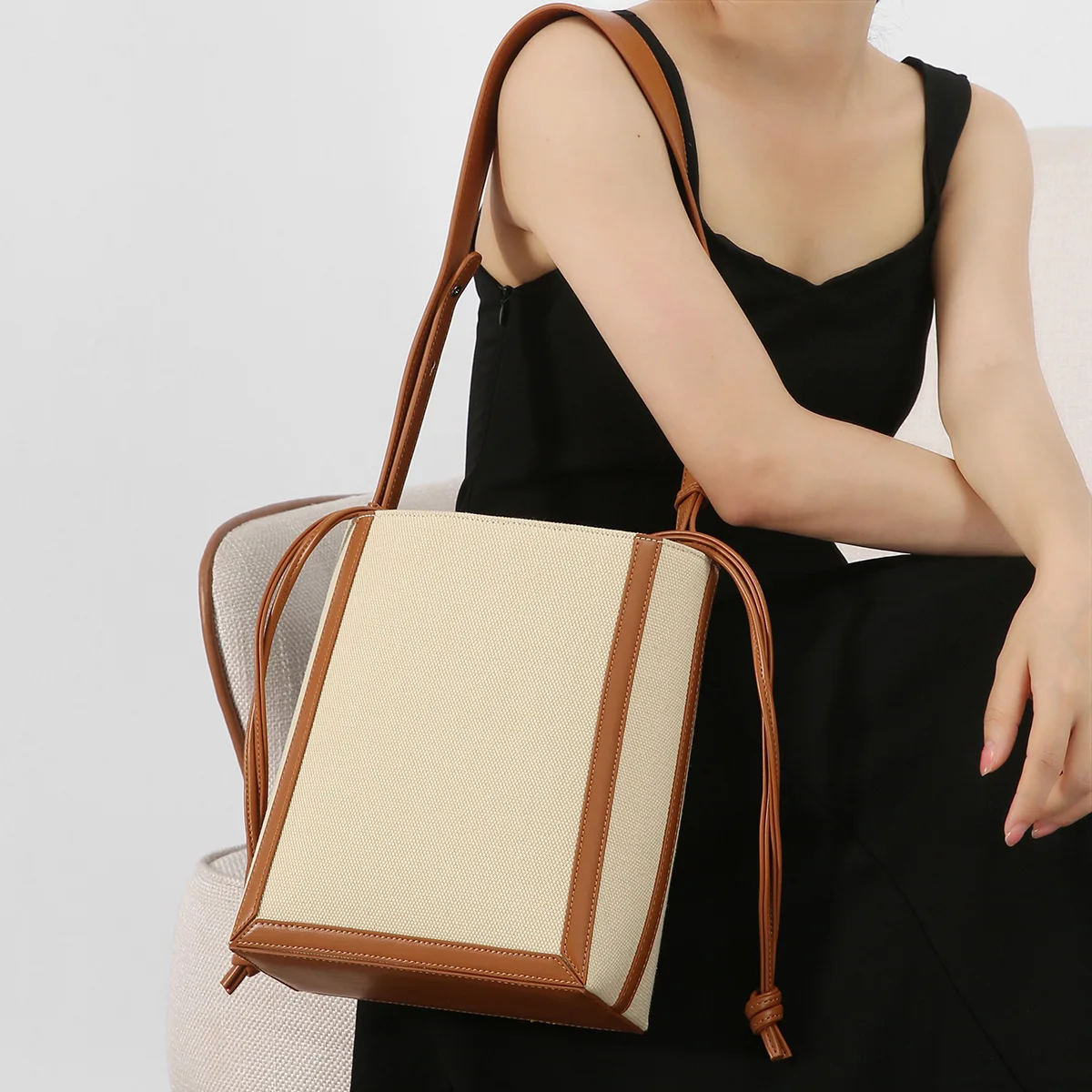 

Large Capacity Canvas Drawstring Bucket Bag Women's Commuter 2025 New High-end Single Shoulder Retro Portable Messenger Bag