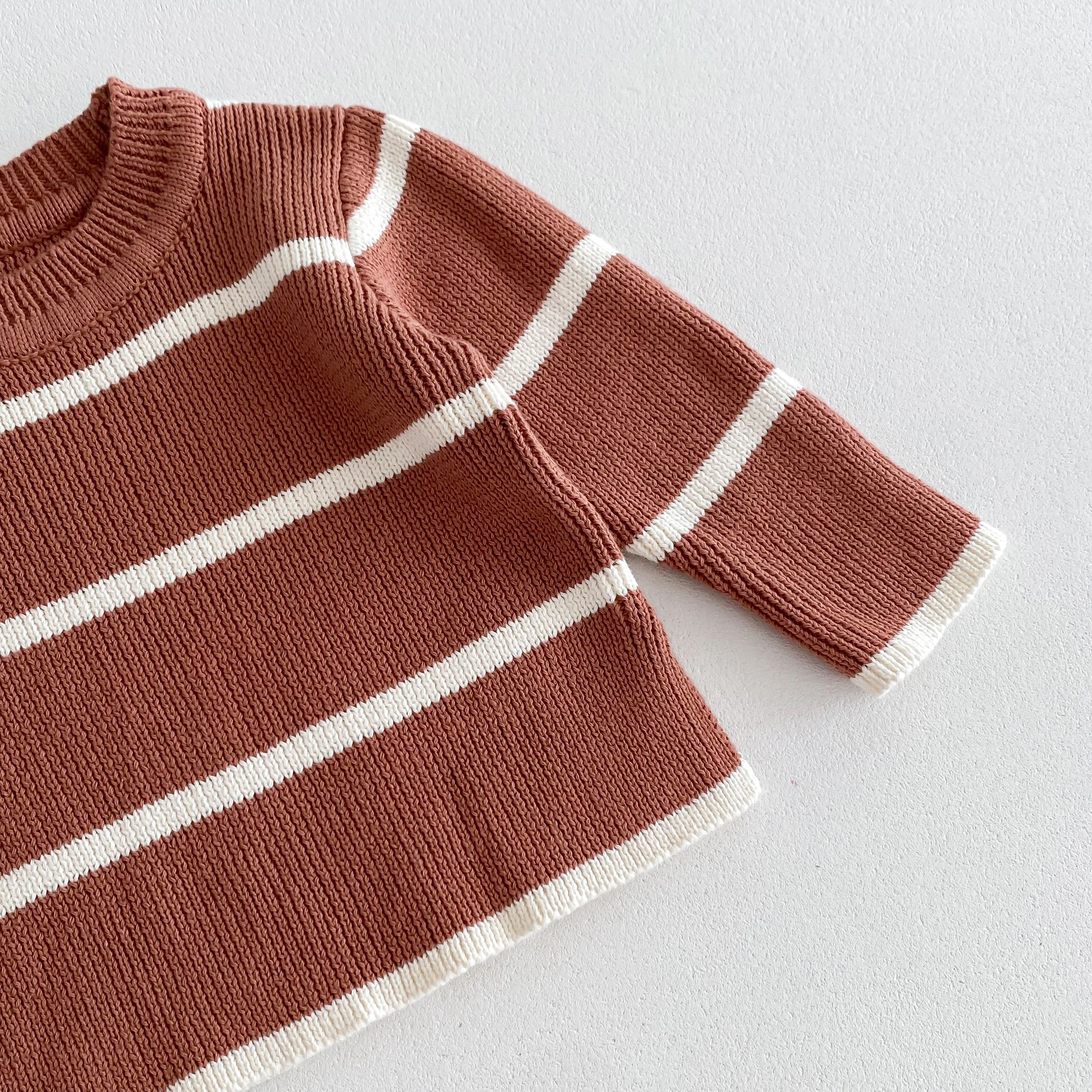 Herbstliches Strickpullover-Set für Babys, Jungen und Mädchen, lockeres, gestreiftes Oberteil mit modischen Hosen mit Patchwork-Muster. – Detail 8