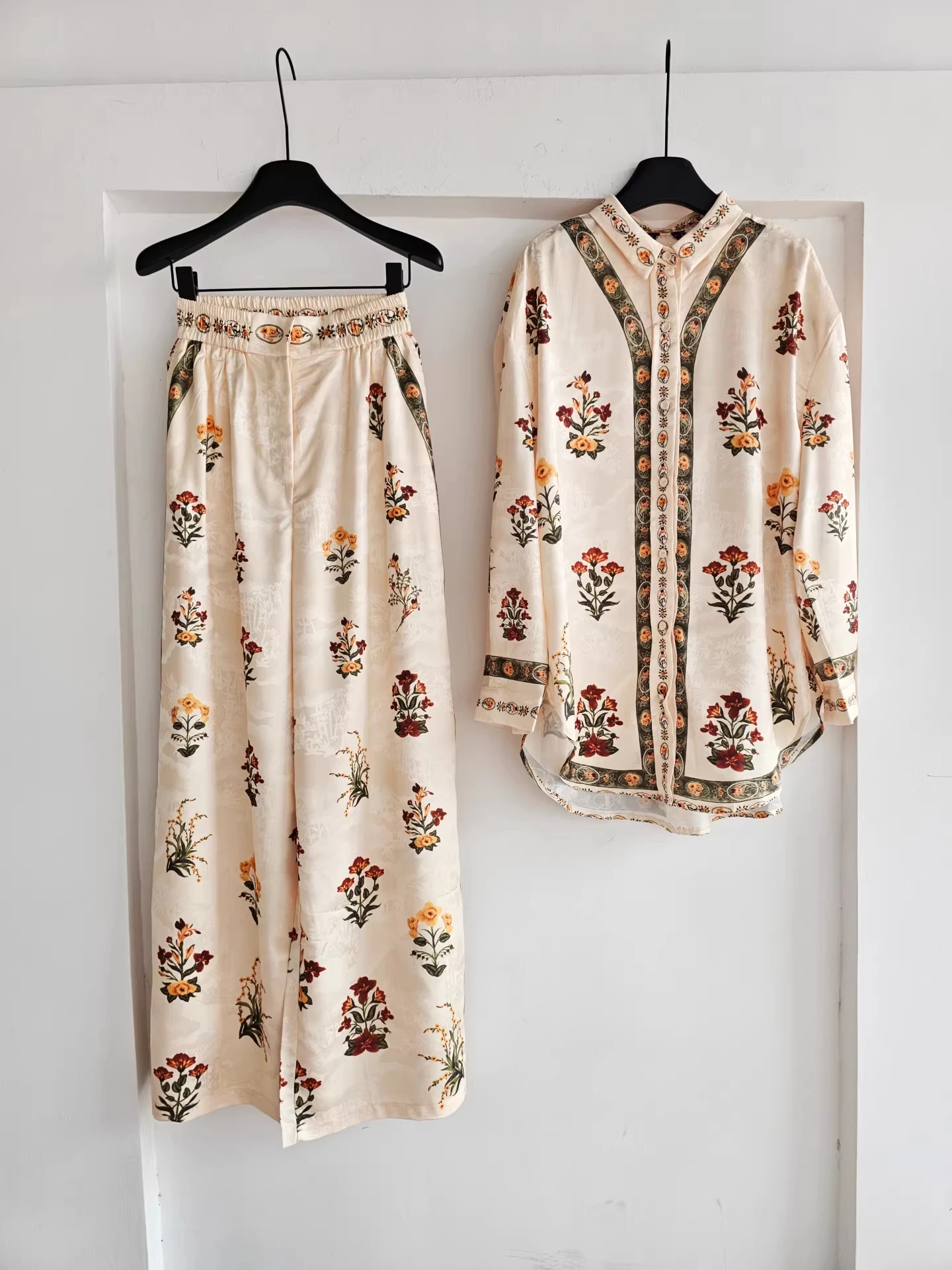 

Clothland Women Vintage Floral Suit Long Sleeve Shirt Elastic Waist Wide Leg Trousers Fashion Two Piece Set TA768