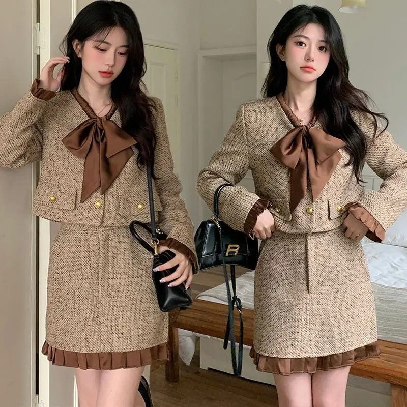 

Осенний новый элегантный насыщенный комплект из двух предметов, высококачественный стиль, массивная твидовая короткая куртка с бантом, модная короткая юбка Spliciing