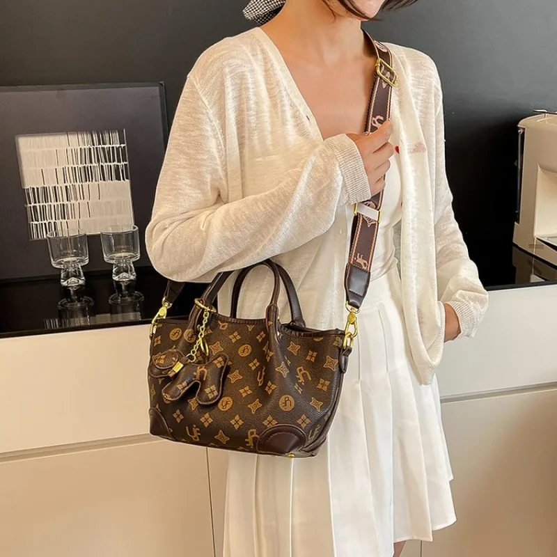 

Elegant Diaper Bag Classic Minimalist Leather Satchel Fashionable Solid Color Crossbody Trendy Letter Logo Handbag Commuter