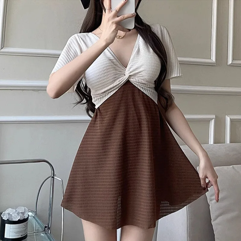 Nuevo traje de baño de una pieza para mujer de celebridad de Internet, traje de baño conservador delgado que cubre el vientre y adelgaza, estilo Ins, para vacaciones de primavera