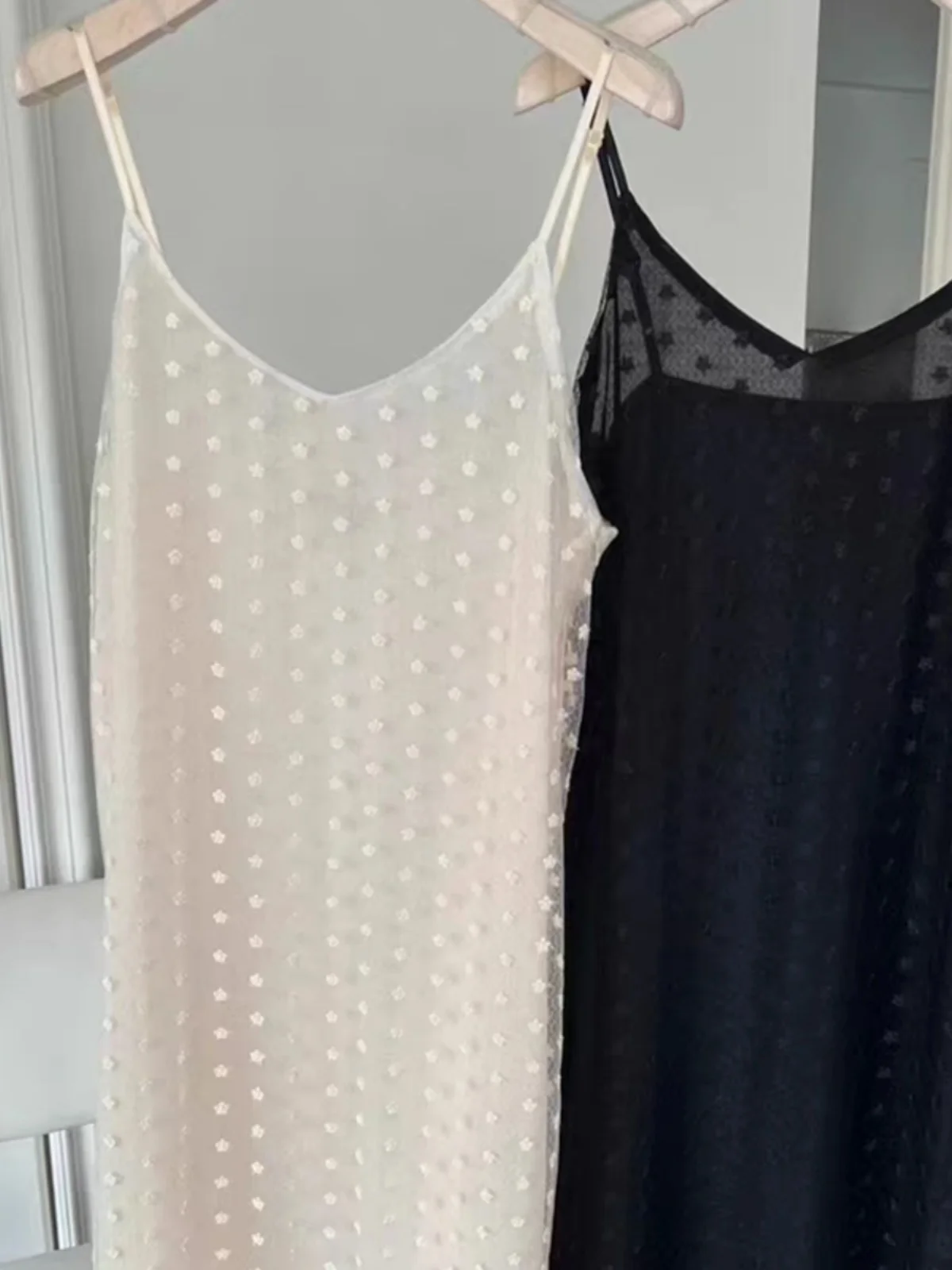 Vestido f com decote em V, alças finas, estilo novo e e para a primavera de 2024, com bordado floral em camadas...