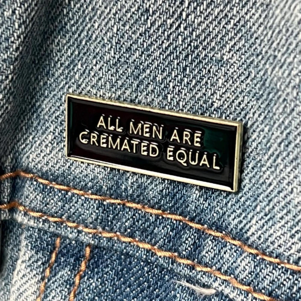 Pin de Esmalte Gótico de Metal com a Frase 'TODOS OS HOMENS SÃO CREMADOS IGUALMENTE', Broche de Humor Negro e Piadas sobre a Morte para Acessório de Joalheria