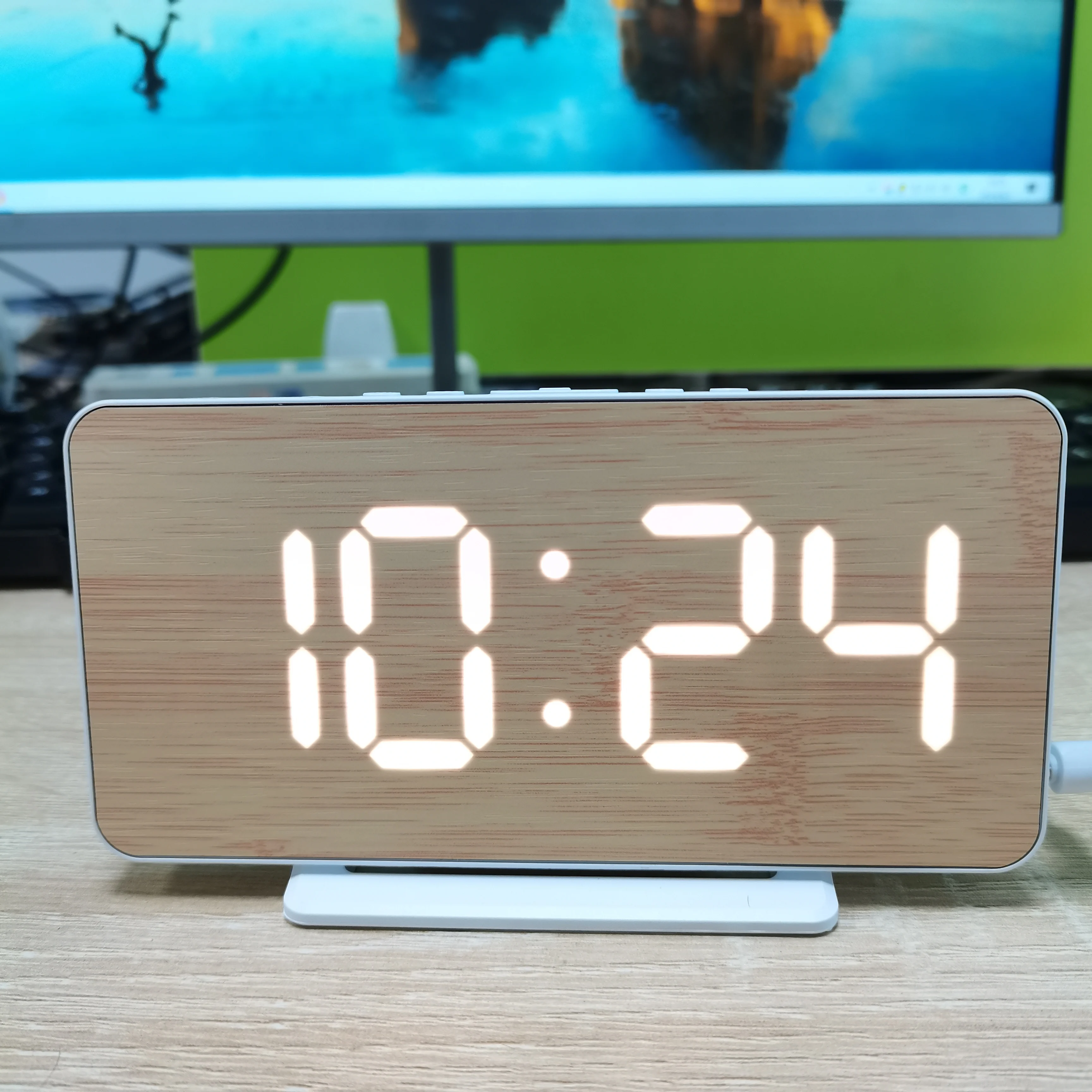 Digital Alarm Clock Bedside Small Alarm Clock with USB Cable, Snooze Mini Alarm Clock Wood Grain Screen White Light Alarm Clock