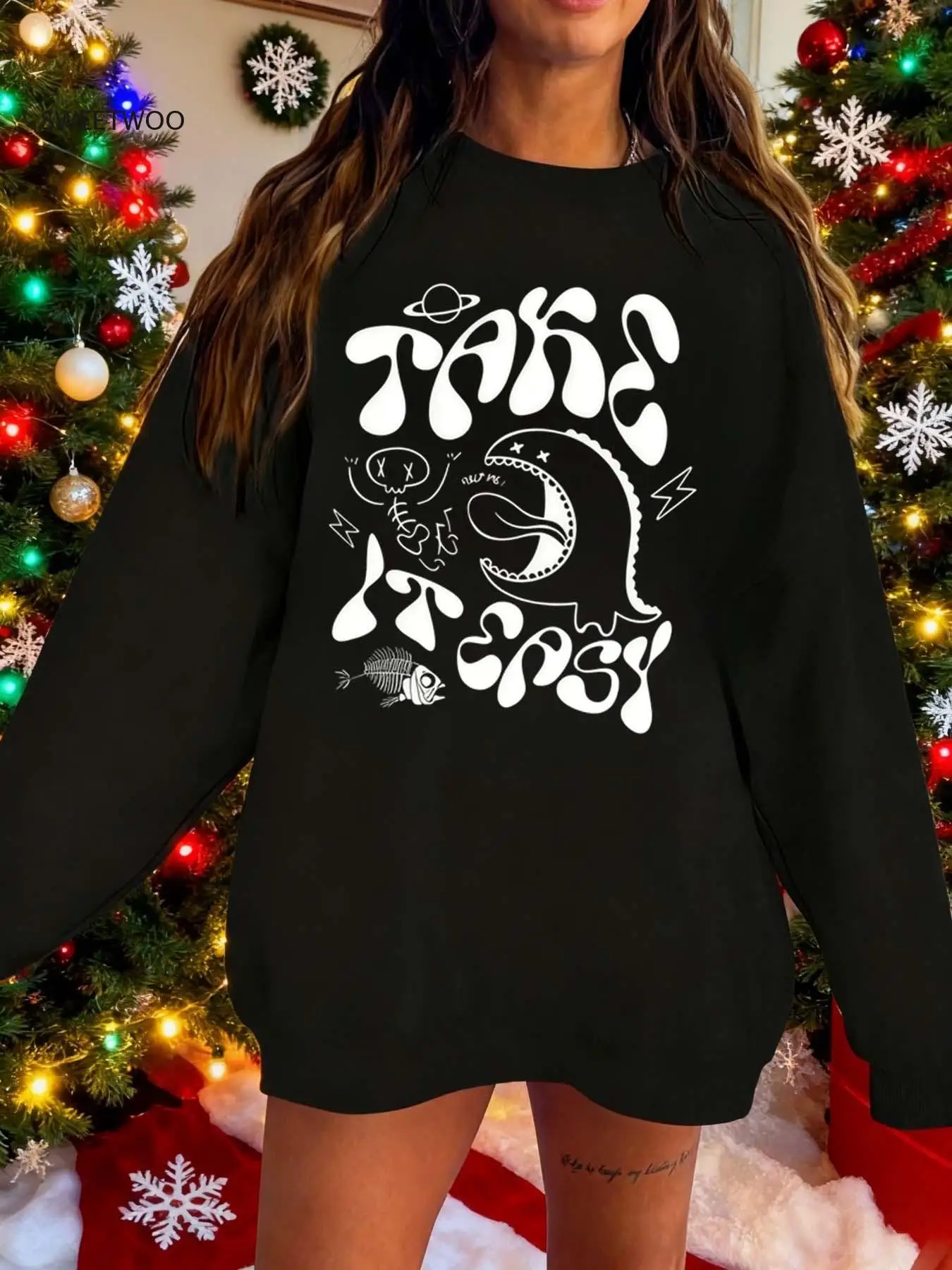 

Women's Oversized Black & White Chinese Character Print Hoodie - Renaissance-Inspired Dragon & Cloud Motifs with "take "