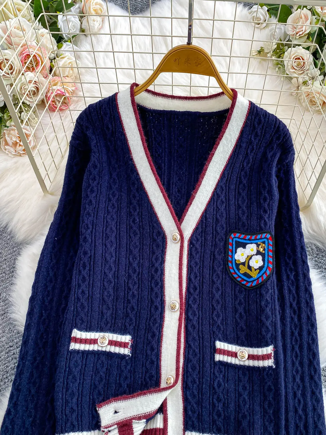 Ele V-ne محبوك سترة المرأة الحلو المطرزة تويست تصميم خفيفة الوزن زر واحد ملابس خارجية غير رسمية Faion