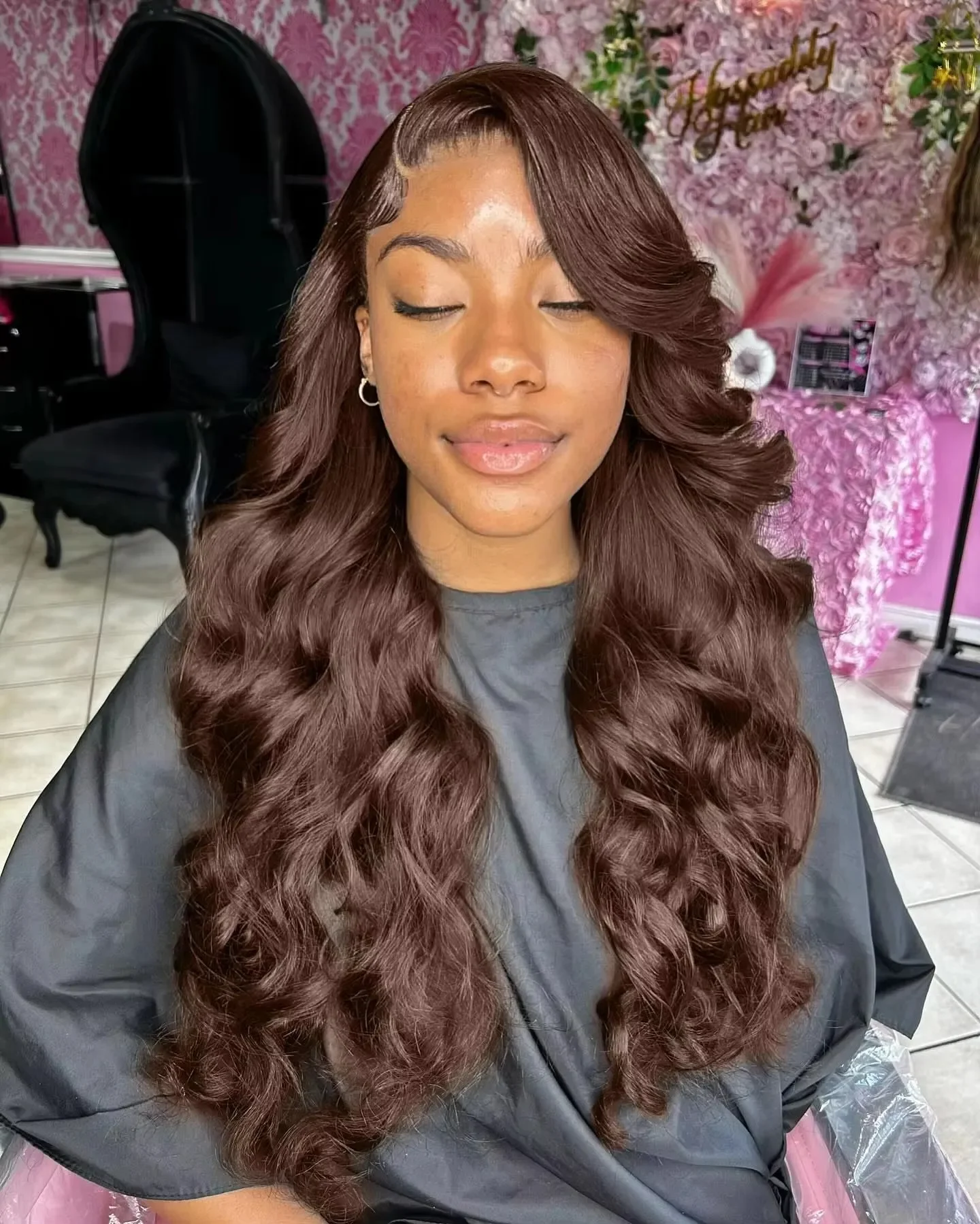 Kleberlose 7X5 Lace-Perücke, vorgeschnitten, 220 Dichte, schokoladenbraun, Body Wave, 100% Echthaar, wellig, nass und gewellt, brasilianisches Echthaar mit 13X6 HD Lace Frontal, vorgezupft. – Detail 16