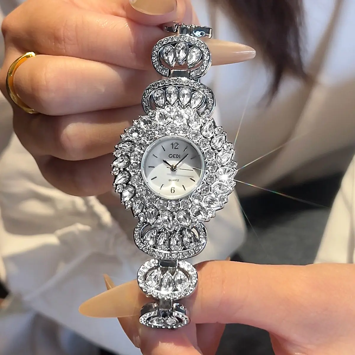 New Quartz Bracelet Watch For Women, Stylish And Luxurious, High-End Timepiece, A Creative And Unique Gift For Ladies.