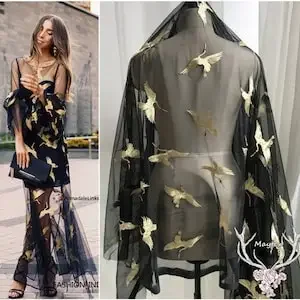 Tela de encaje bordado con grulla coronada roja dorada, tela de tul de pájaro, tela para vestido de novia, tela de encaje para vestido de novia, 1 yarda