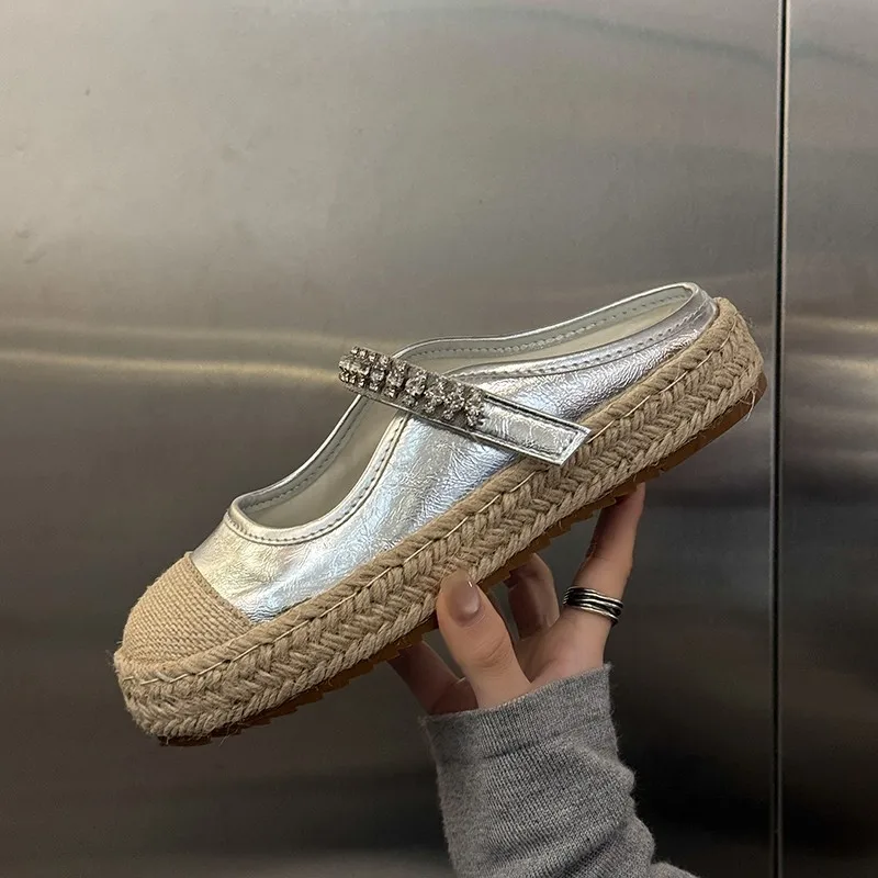Retro Gewebte Halbtaschen-Slipper für Damen, Silberne Sommer-Baotou-Slipper zum Tragen im Freien