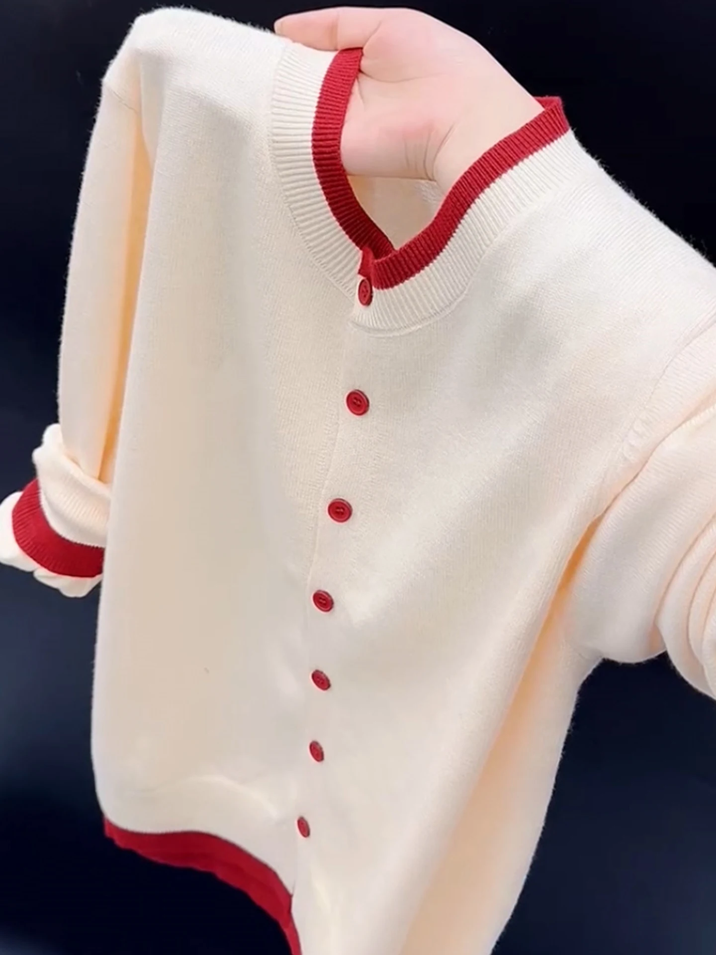 エレ・カメール ニットセーター ロング丈 スタイリッシュで快適な冬用トップス 若々しい印象の上品で優しいスタイル