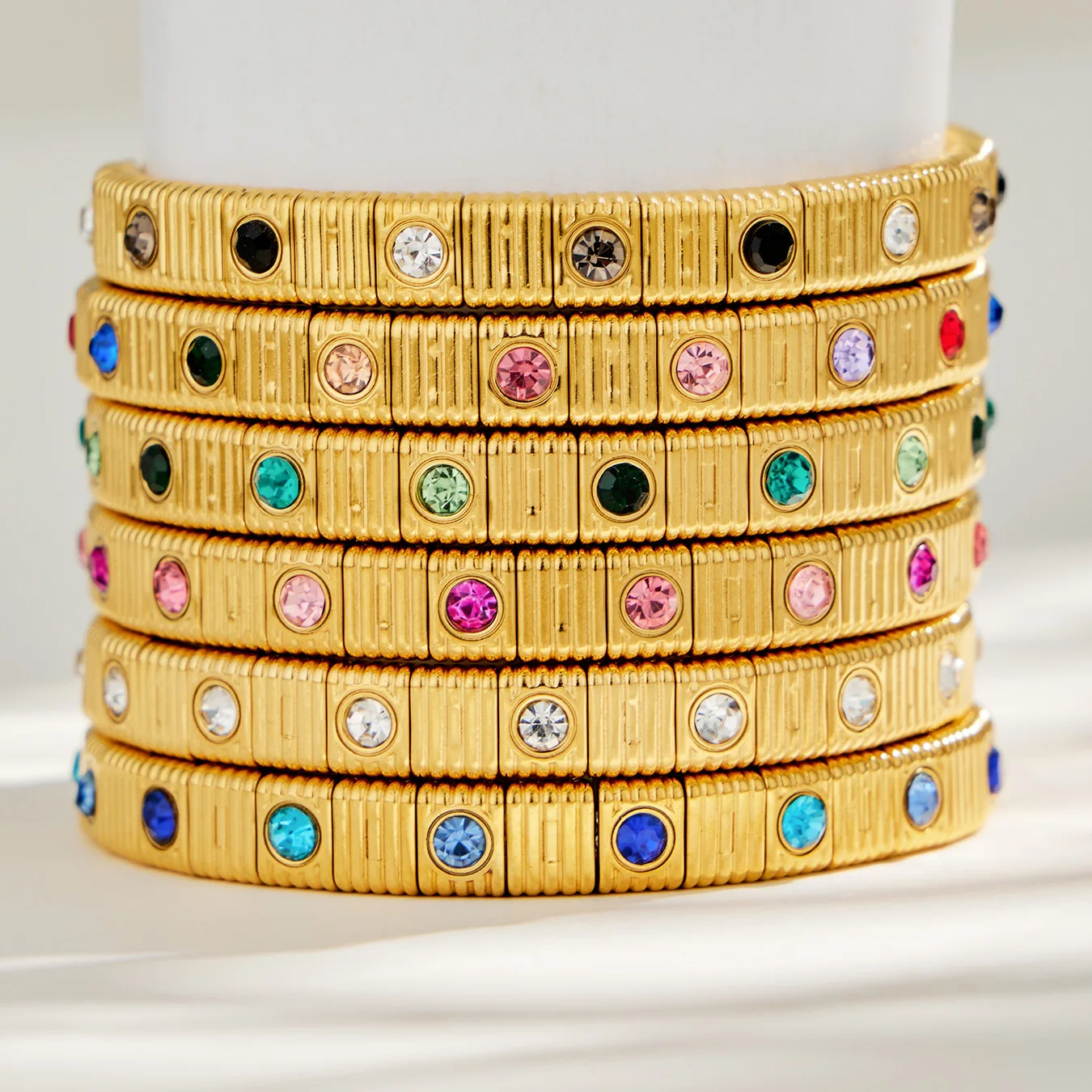 Edelstahl-Armband mit Streifenmuster, Quadratischen Perlen und Gliedern, 18K Vergoldet, mit Farbigen Kubischen Zirkonia für Damen – Detail 9