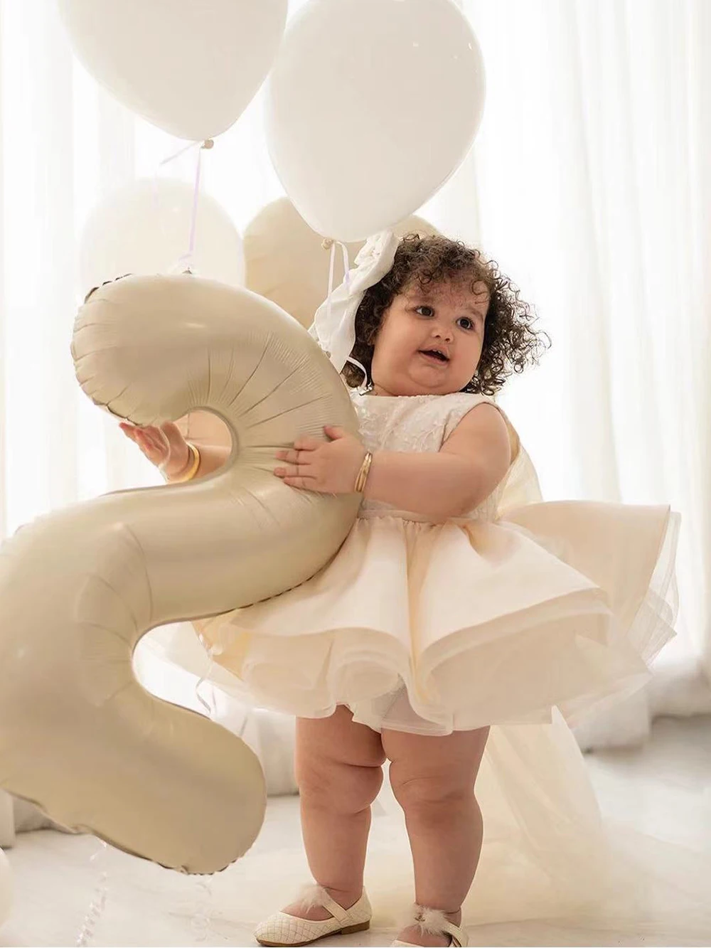 Schönes gelbes Satin-Puffy-Spitzenapplikationen mit Schleife, Blumenmädchenkleid für Hochzeit, Kinder, 1. Geburtstag, Erstkommunion