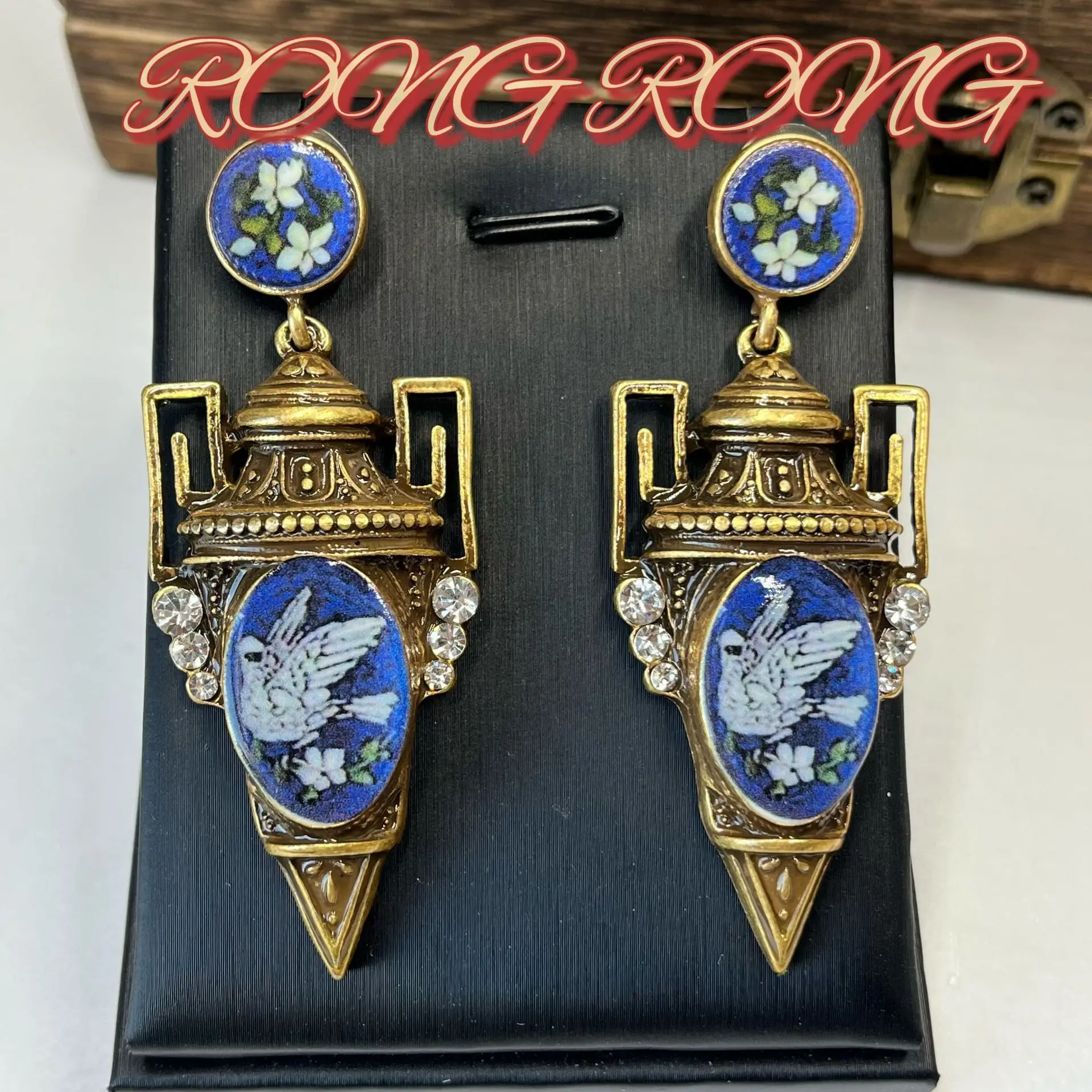 Medieval Western Antiques, Heavy-duty Old Pigeon Earrings, European and American Brooches, Retro Court Style Exaggerated Earring