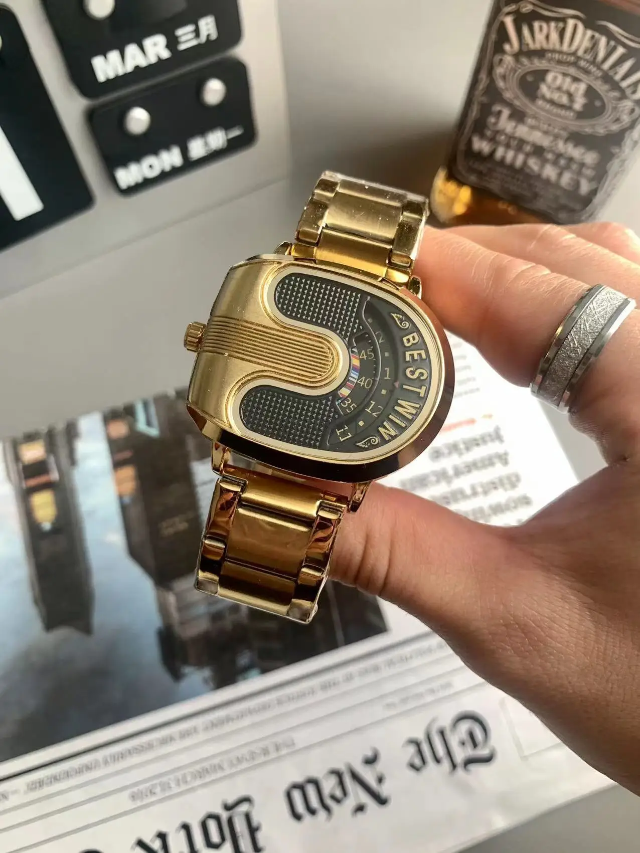 ساعة Y New Concept Rotating Watch للرجال مربعة الشكل بتصميم رائع وشريط فولاذي عالي الجودة غير ميكانيكي كوارتز