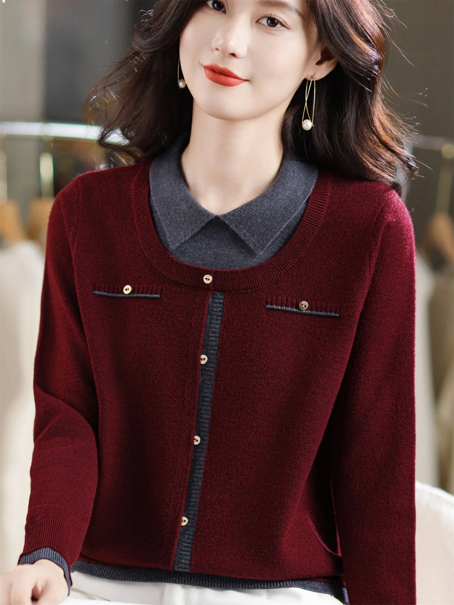 

Модный вязаный свитер-обманка с эффектом двухслойности для женщин: осенне-зимний, с цветовыми блоками, стройнящий, стильный, для пожилых женщин