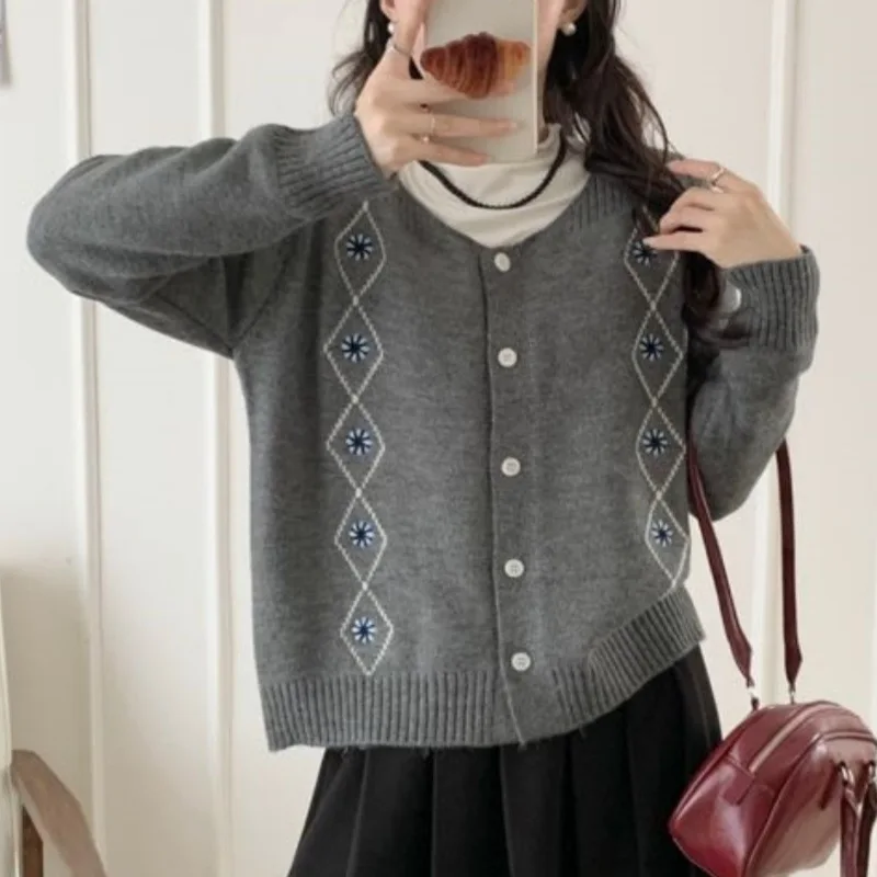 

Женский осенне-зимний короткий вязаный свитер с вышивкой, кардиган, новинка 2025, модная верхняя одежда, плотное повседневное пальто в ленивом стиле