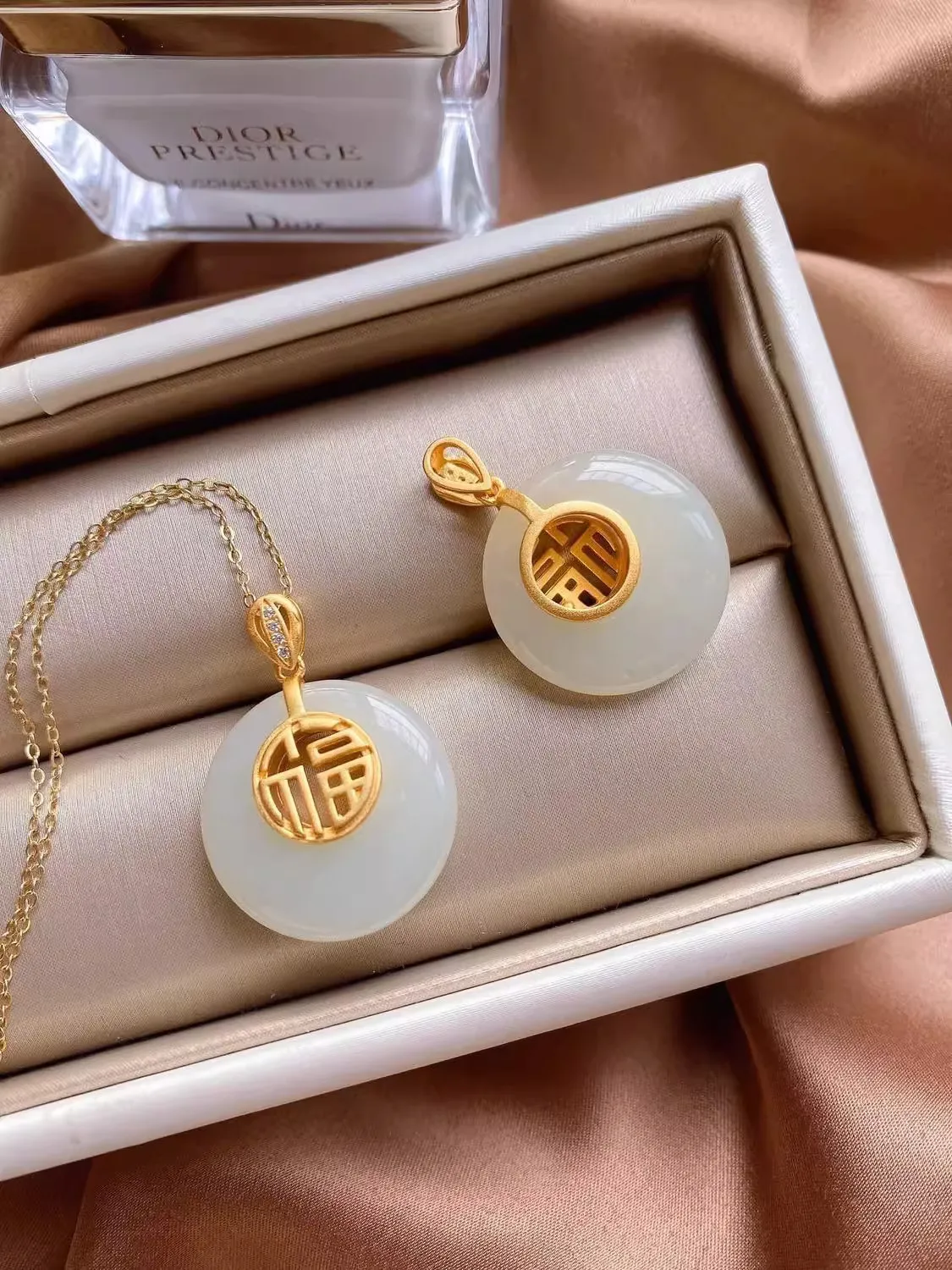 

Natural 18KGP White Jade Pendant Jewelry Necklace 18" AAA