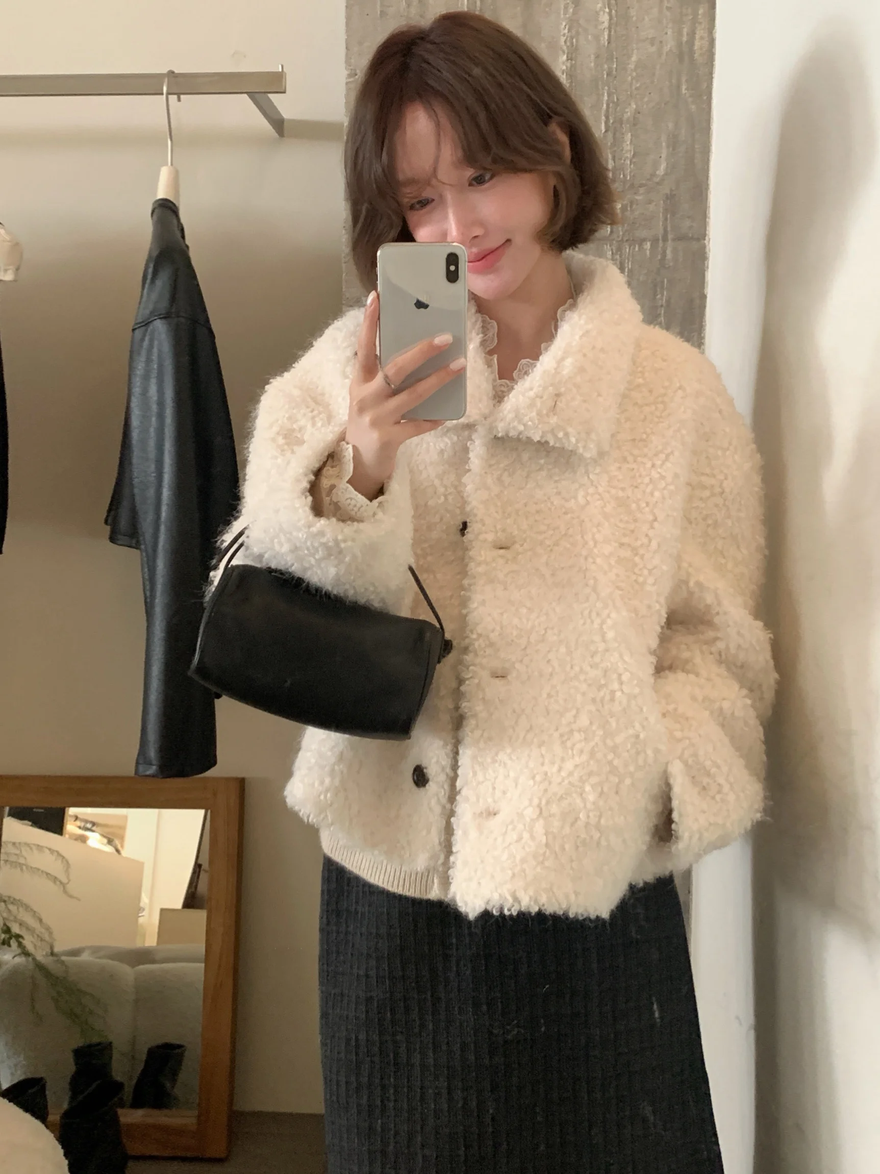 เสื้อโค้ทขนเฟอร์สไตล์เกาหลีสำหรับผู้หญิง น่ารัก สดใส ดูอ่อนเยาว์ ติดกระดุมเม็ดเดียว อุ่นสบาย นุ่มนวล ให้ลุคหวานละมุน