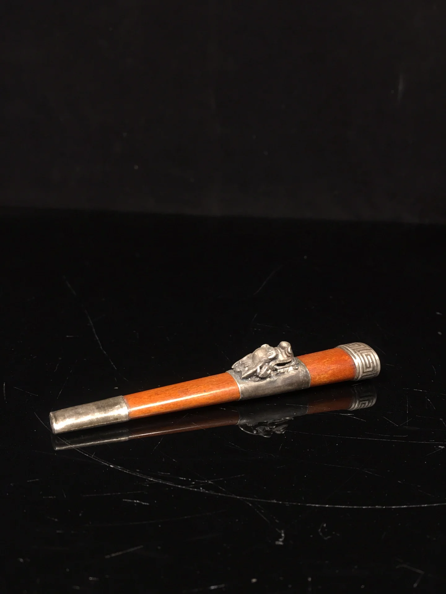 

Bone inlaid with silver, dragon-head mouthpiece, exquisite craftsmanship, well-polished patina,Free shipping