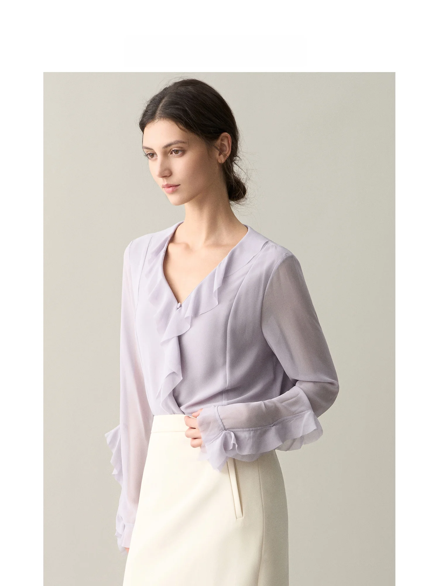 

Элегантная лавандовая блузка Ruiqia Jie Zhi с асимметричным подолом, французский стиль, свободный крой, длинный рукав, V-образный вырез, стройнящий эффект