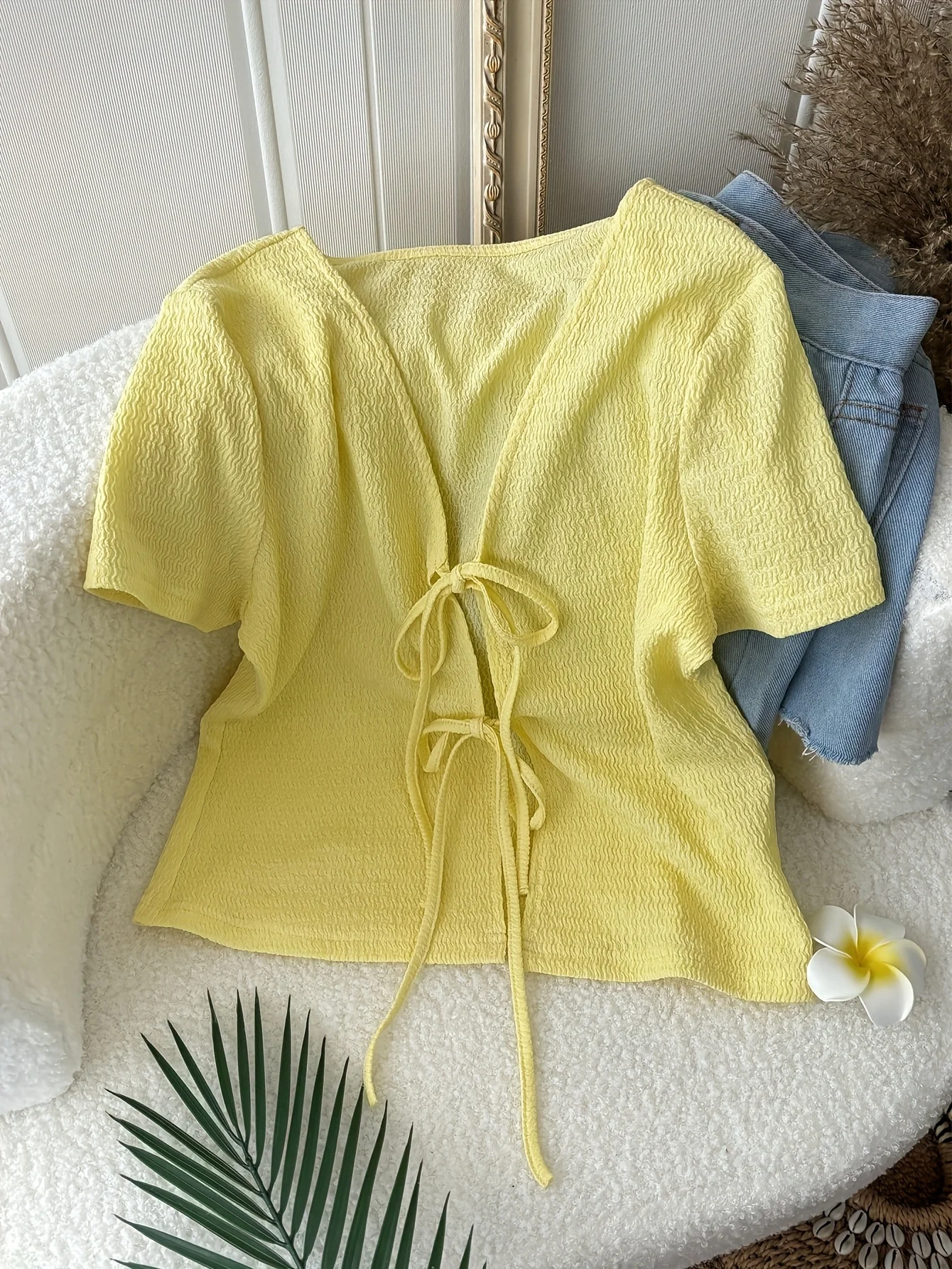 Seersucker V-Neck】Nuevo top de manga corta con lazo en la parte delantera, estilo veraniego y versátil para chicas atractivas. Camisa Tejida Amarilla de Verano con Textura y Estilo Minimalista, con Lazo Frontal, para Mujer