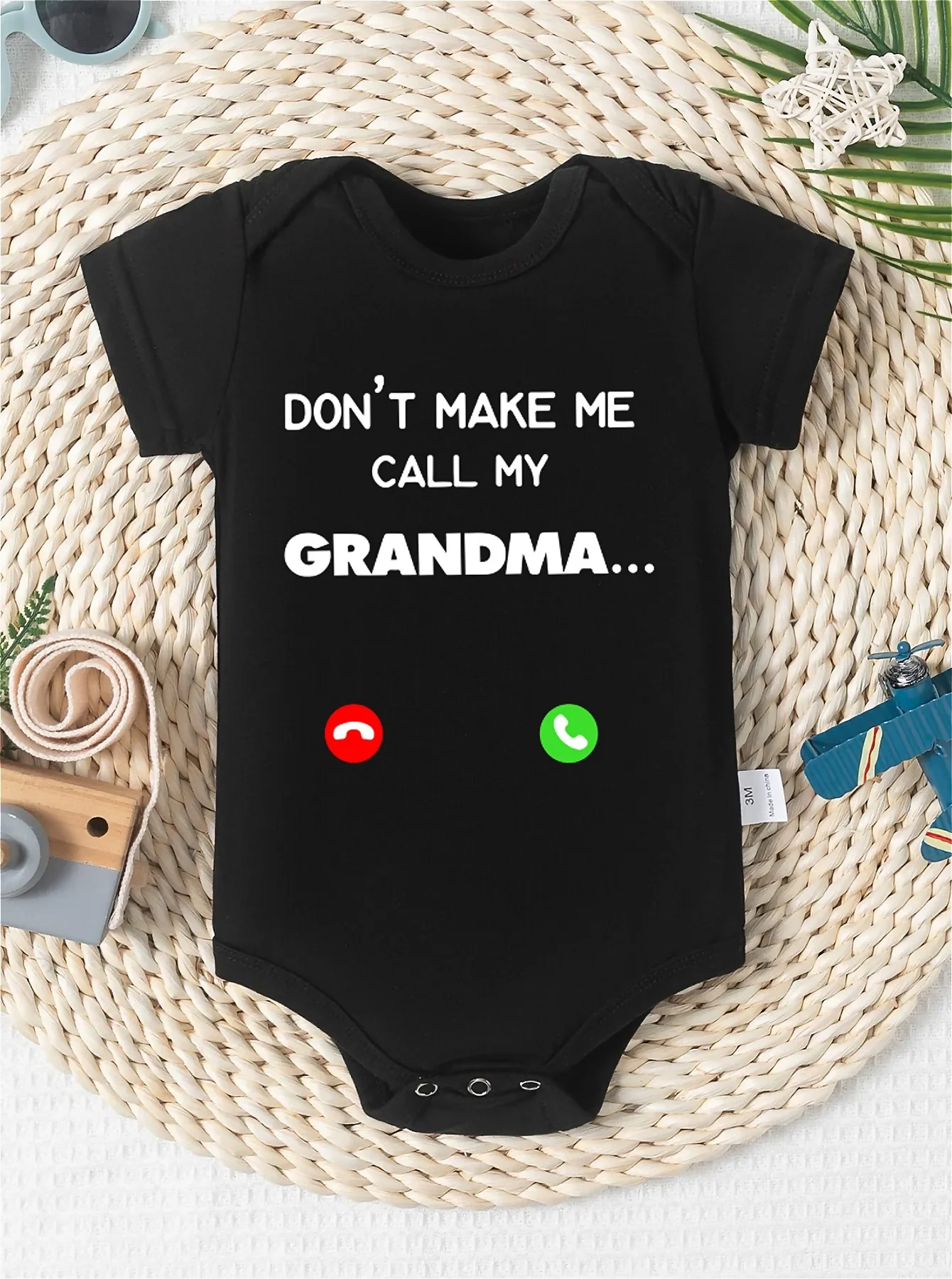 

Очаровательное детское боди «Don't Make Me Call My Grandma...» с буквенным принтом — мягкий полиэстер, с коротким рукавом