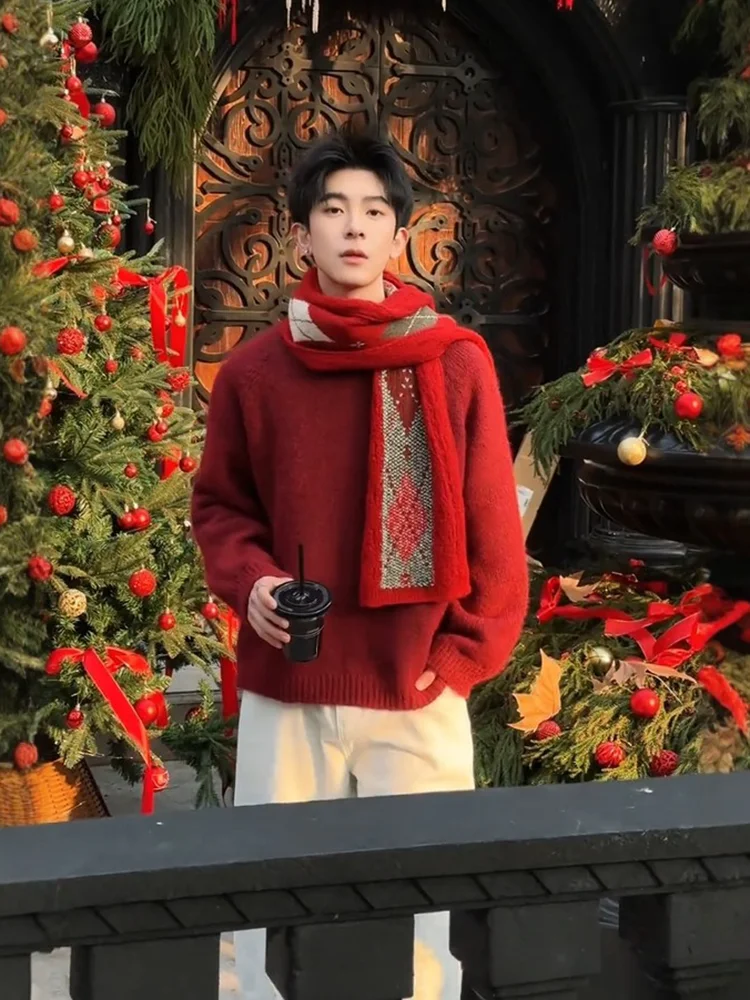 

Красный вязаный свободный зимний свитер для мужчин и женщин. Подходит для новогодних торжеств и повседневной носки. Удобная шерстяная смесь.