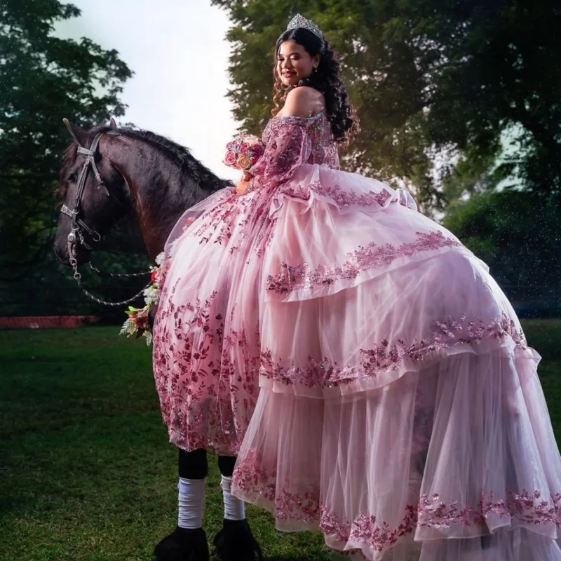 Блестящее розовое платье Quinceanera с открытыми плечами по индивидуальному заказу, аппликация с блестками, хрустальный цветок, многослойное платье с бантом, платья de 15, Quinceanera
