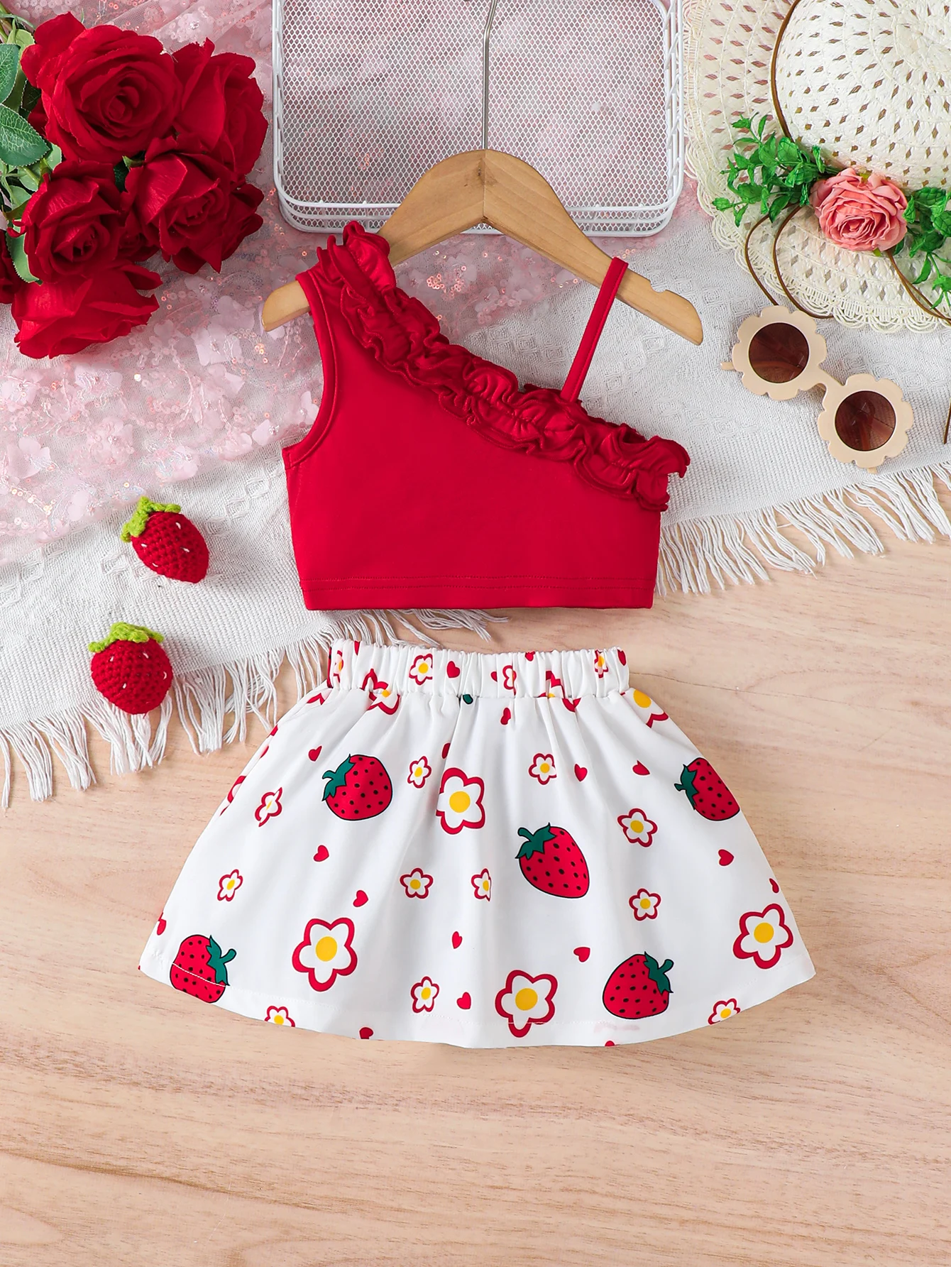 Babykleidung, Mädchen-Set: Ärmelloses Oberteil mit Rüschen, Rock mit Schleife und Erdbeer-Print, modisches Set für Kleinkinder im Alter von 0 bis 3 Jahren. – Detail 2