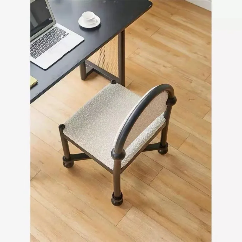 中世風ドレッシングスツール化粧椅子フランス風レトロダイニングチェア丸型クラフト無垢材ラムフリース背もたれデザイナーチェア