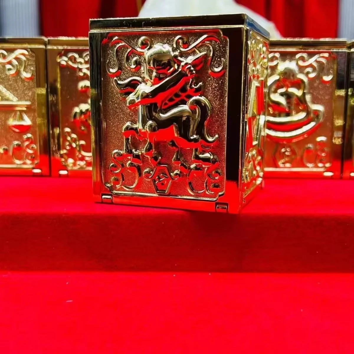 سانت سيا أسطورة القماش صندوق القماش الذهبي البلاستيك برج الحمل الجوزاء السرطان ليو العذراء الميزان القوس الدلو الحوت أنيمي اللون