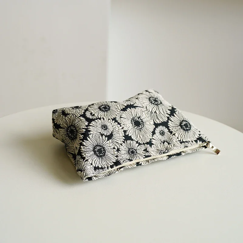 Women's Makeup Bag Black And White Daisy Large Capacity Cosmetics Lipstick Loose Change Storage Bag Portable Toiletry Bag Ins