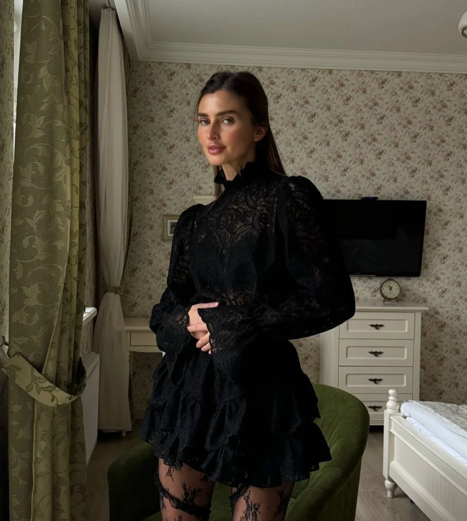 Ein modisches, durchsichtiges Set mit Laternenärmeln, Stehkragen und Diamant-Mesh für Damen im Frühling und Sommer. Ein zweiteiliger Nischen-Kuchenrock