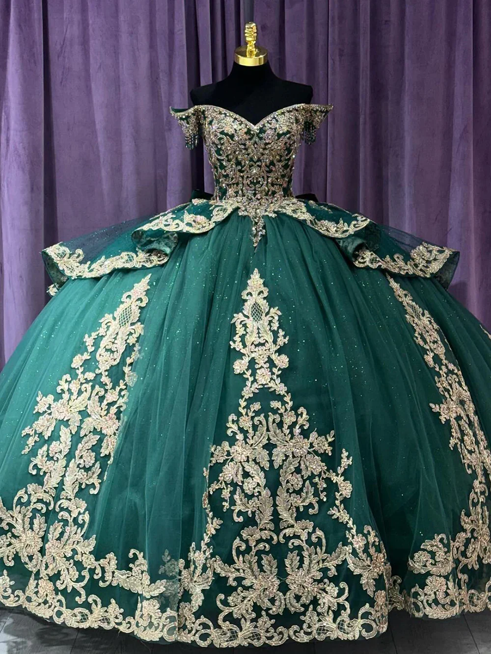 Angelsbridep Изумрудно-зеленые платья Quinceanera для милого платья принцессы 16, золотая аппликация, кружевные бусины, многоуровневые оборки по индивидуальному заказу