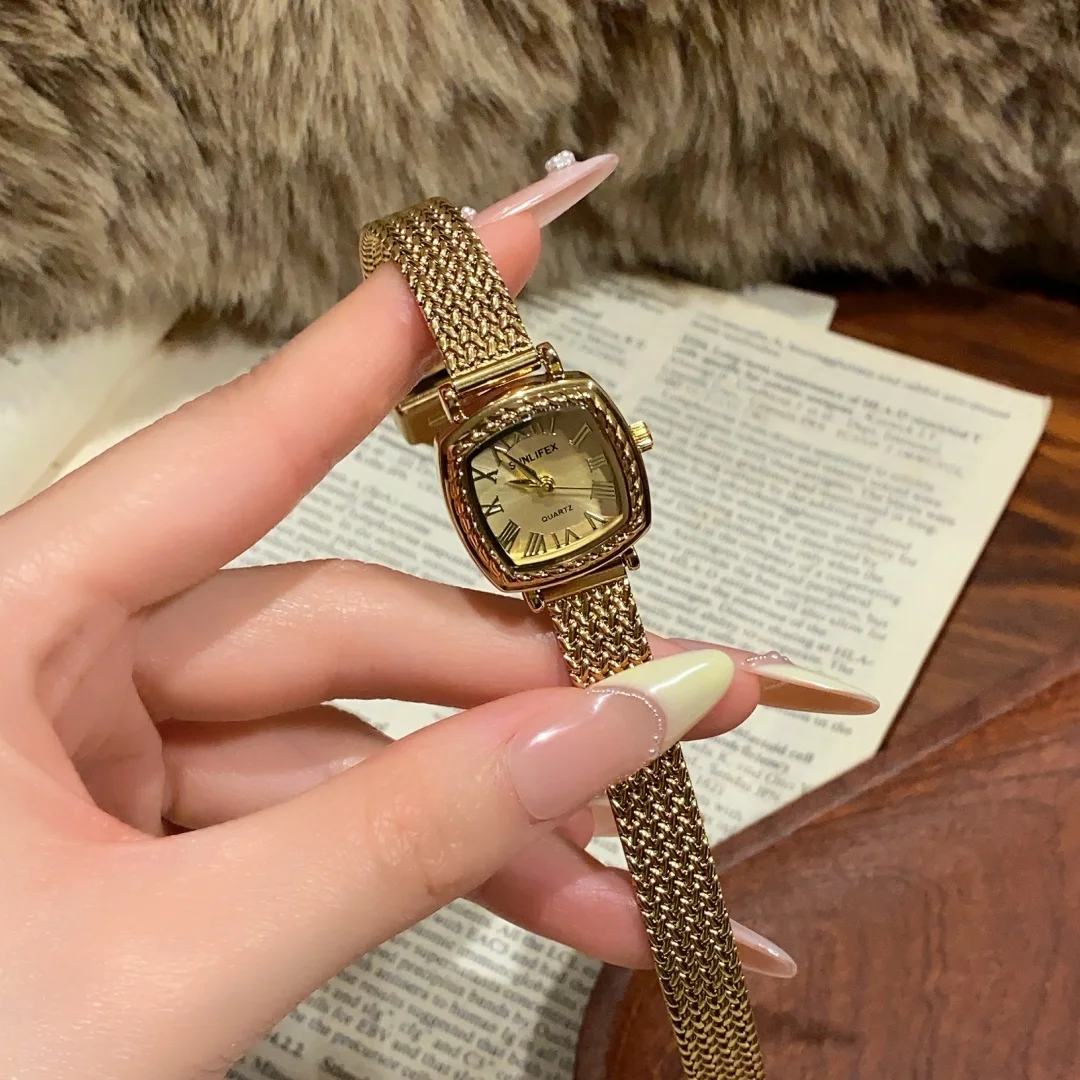 ساعة SUNLIFEX ريترو ذهبية للسيدات ساعات كوارتز فاخرة للنساء بسيطة صغيرة مربعة الشكل بحزام من الفولاذ المقاوم للصدأ