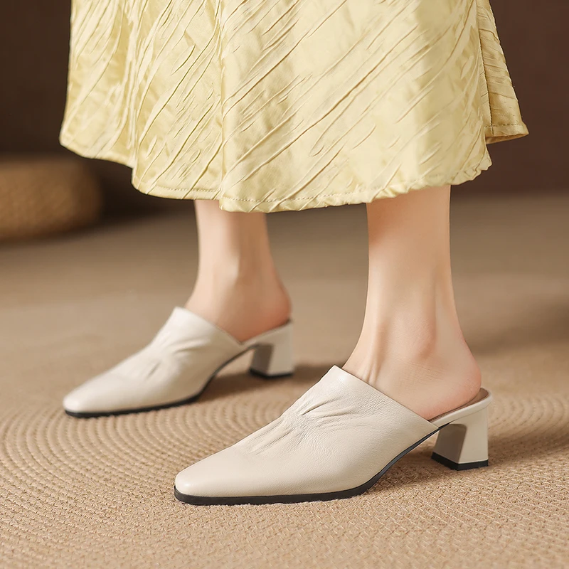 

Новые женские мюли из овечьей кожи на среднем каблуке, плиссированные тапочки с закрытым носком, повседневные мягкие кожаные шлепанцы, лето 2026