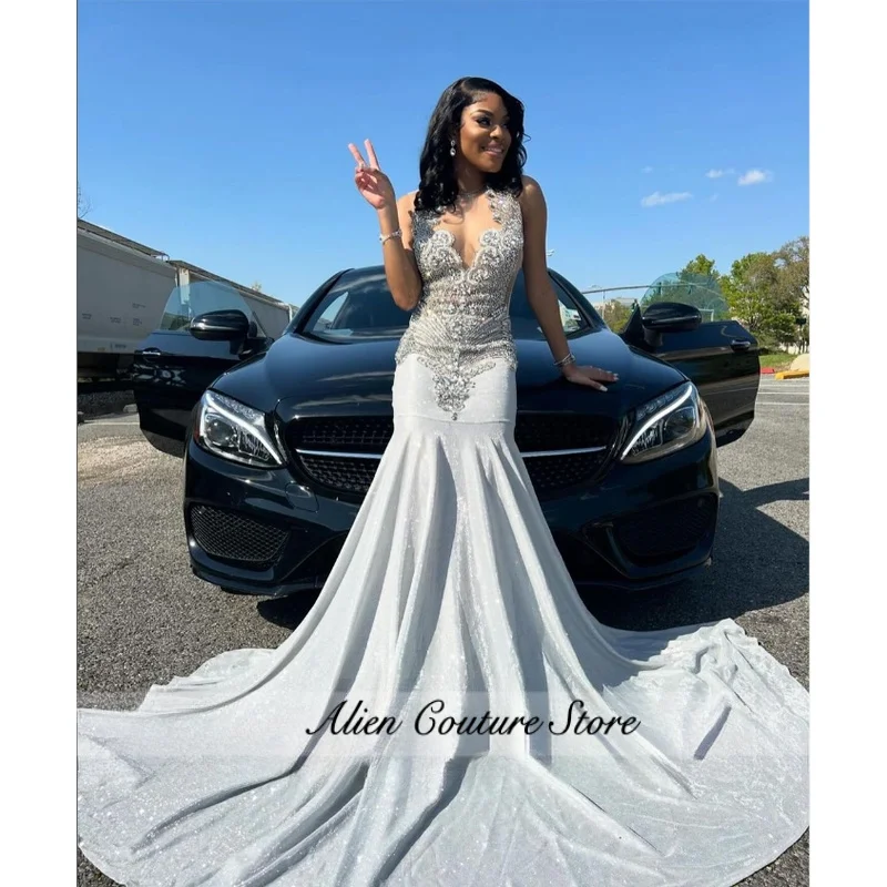 Srebrna, błyszcząca, elegancka suknia balowa w stylu syreny, luksusowa, zdobiona kryształami, seksowna, z odkrytymi plecami, dla czarnoskórej dziewczyny, afrykańska, szyta na miarę.