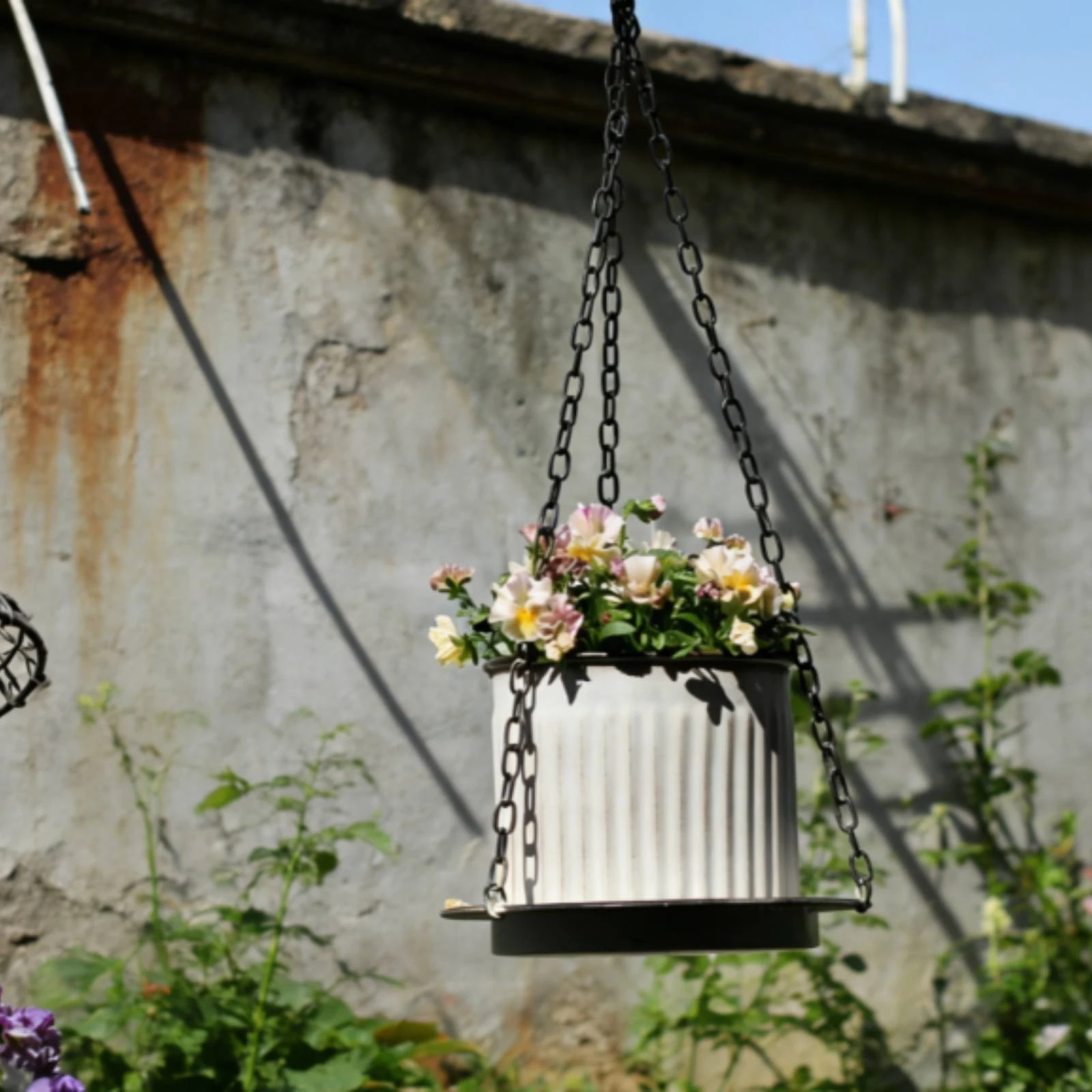 Hanging Metal Planter Removable Saucer Ribbed Hanging Planter Indoor and Outdoor Use Decorative