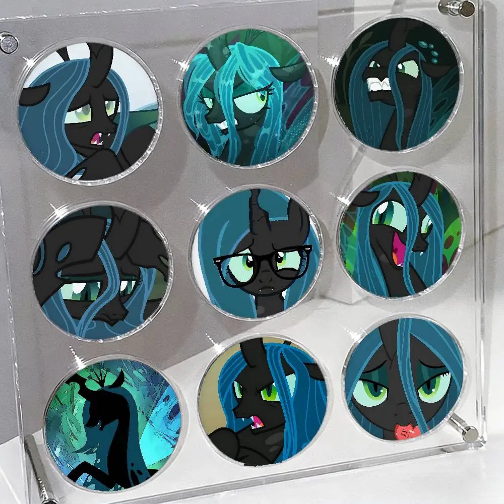 Queen C-Chrysalis Abzeichen Weiches Druckknopf-Anstecknadel-Broschen-Set aus Weißblech, Metallabzeichen, individuelles Schmuckzubehör für Hut, Tasche, Revers